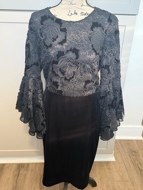 BADGLEY MISCHKA Black Lace Bell-Sleeve Sheath Dress